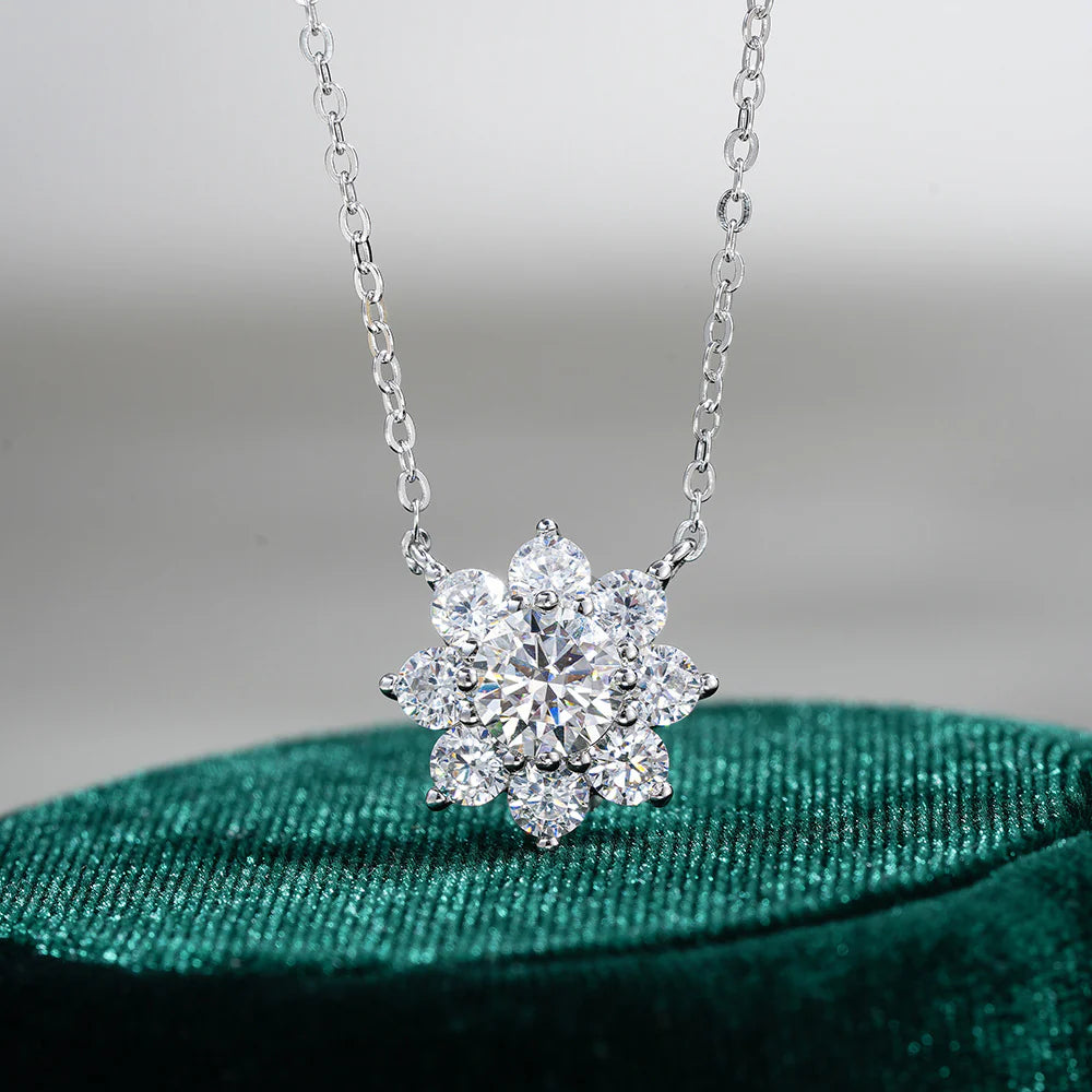 Snowflake Dance ✨
Elegant moissanite pendant set crafted from premium S925 sterling silver with luxurious platinum plating, featuring a sparkling design inspired by snowflake beauty and timeless elegance ❄️ 💎