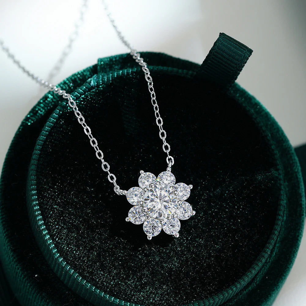 Snowflake Dance ✨
Elegant moissanite pendant set crafted from premium S925 sterling silver with luxurious platinum plating, featuring a sparkling design inspired by snowflake beauty and timeless elegance ❄️ 💎