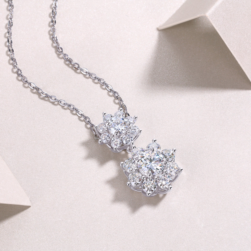 Sunshine Flower Language – Moissanite Pendant Set
A radiant floral-inspired design with premium moissanite, crafted in platinum-plated S925 silver for a refined, luxurious shine.