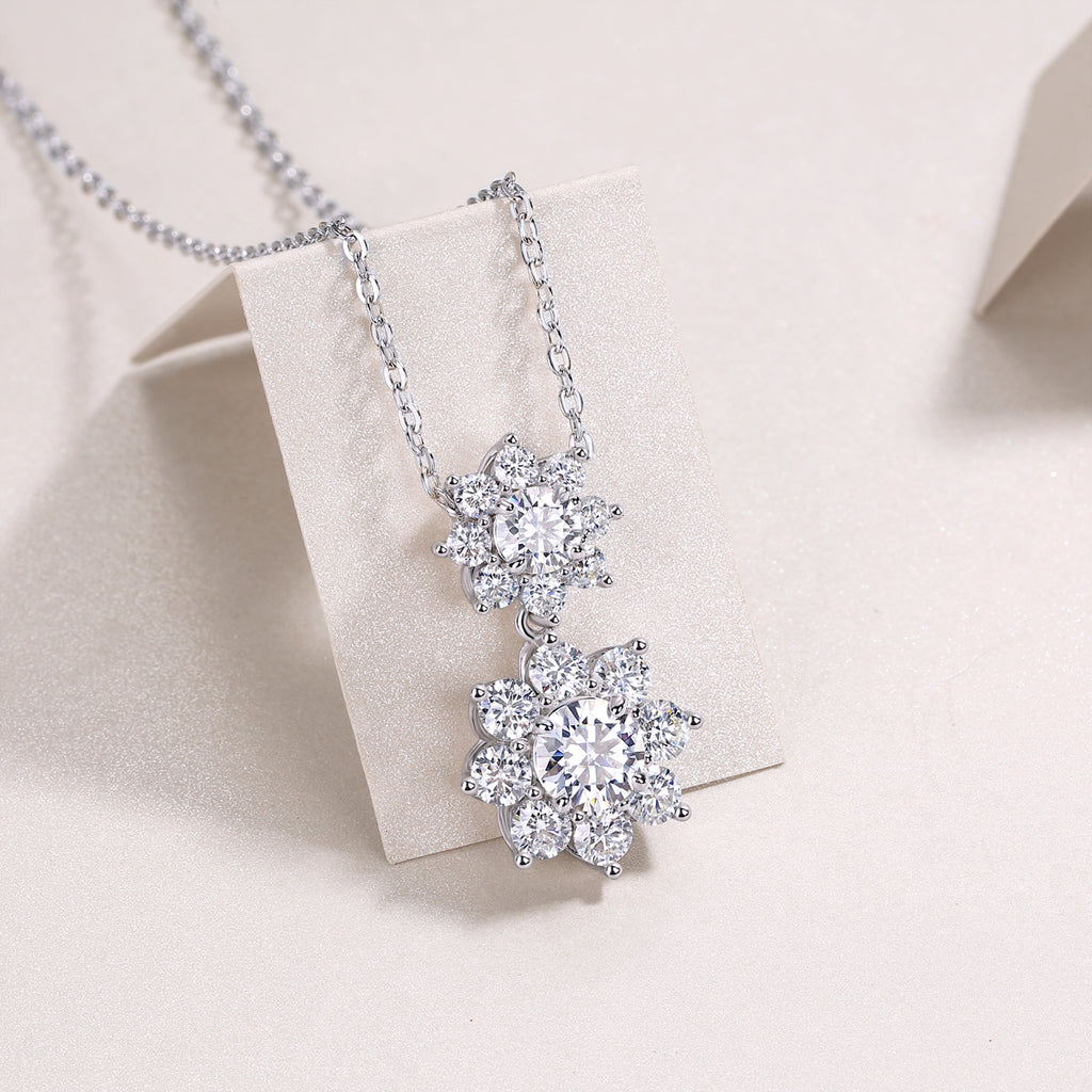 Sunshine Flower Language – Moissanite Pendant Set
A radiant floral-inspired design with premium moissanite, crafted in platinum-plated S925 silver for a refined, luxurious shine.